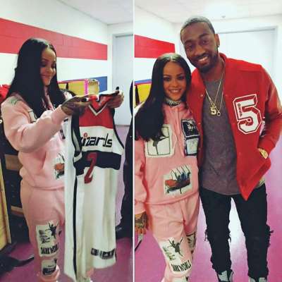 John Wall gives Rihanna a Wizards jersey